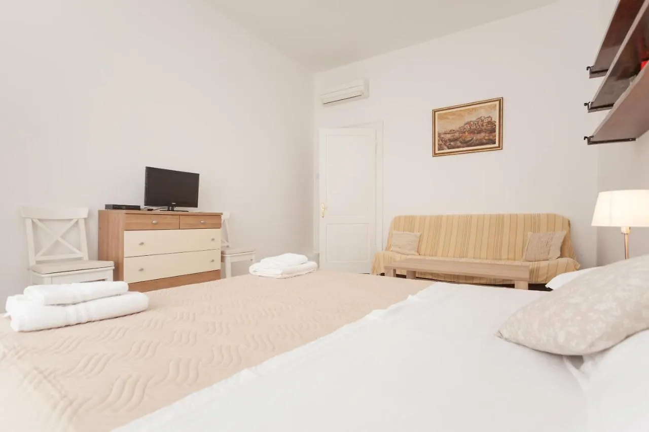 Planetrovinj Apartments